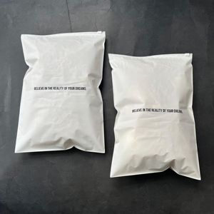 Sacs d'emballage en plastique CPE avec fermeture éclair coulissante, personnalisables avec logo imprimé, réutilisables, pour vêtements, t-shirts, etc. - Product Image 1