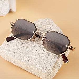 Lunettes de soleil personnalisées pour femmes, verres PC UV400, style Instagram, monture demi-cerclée dorée, lunettes de soleil tendance pour femmes - Product Image 2