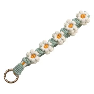 Petite marguerite tissée à la main lanière <span class=keywords><strong>de</strong></span> <span class=keywords><strong>téléphone</strong></span> portable pendentif <span class=keywords><strong>de</strong></span> chaîne <span class=keywords><strong>de</strong></span> <span class=keywords><strong>téléphone</strong></span> portable frais artistique sac créatif chaîne suspendue <span class=keywords><strong>de</strong></span> <span class=keywords><strong>téléphone</strong></span> portable - Product Image 3