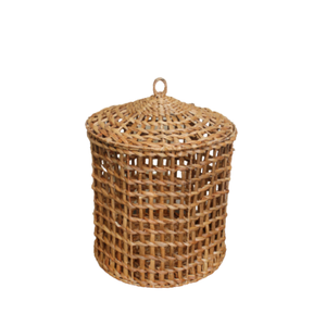 Le panier en rotin Kiora présente un style bohème, est fabriqué en jacinthe d'eau naturelle, idéal pour une décoration intérieure élégante. - Product Image 1