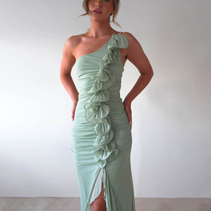 Robe de soirée longue asymétrique plissée à une épaule avec fente, dos nu, taille naturelle, en tissu respirant - Product Image 1