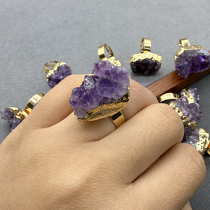 Vente chaude transfrontalière : Bague ouverte en alliage électroplaqué avec amas d'améthyste naturelle, cristal de mode, <span class=keywords><strong>Lianyungang</strong></span> Donghai County - Product Image 4
