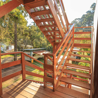 Escalier extérieur en teck durable, résistant aux intempéries, avec cadre galvanisé, pour villa en bord de mer