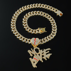 Collar de Lujo con Colgante de Corazón y Letra de Aleación Empalmada Estilo Hiphop, Diseño Personalizado de Moda, Cadena Cubana para Hombre - Product Image 3