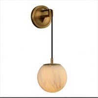 Applique murale LED en laiton de luxe moderne avec boule en albâtre naturel, installation encastrée pour les chambres d'hôtel et les espaces de luxe