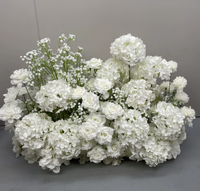 Rangée de fleurs artificielles blanches avec eucalyptus, arrangement floral en soie fini pour la décoration d'allées de mariage et de fêtes