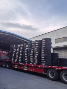 Neumáticos Radiales para Camión de Alta Calidad 325/95R22.5 con Certificación DOT/ECE, Velocidad T, Uso en Carretera, Resistentes a la Balasto, 3 Años de Garantía - Product Image 4