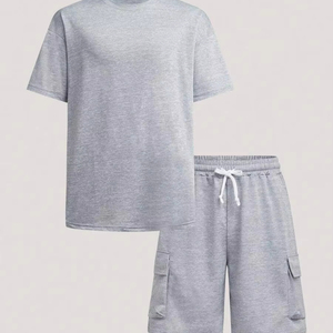 Conjunto de dos piezas para hombre, camiseta informal holgada de color gris claro y pantalones cortos tipo cargo, disponible en fábrica, personalización disponible. F10 - Product Image 1
