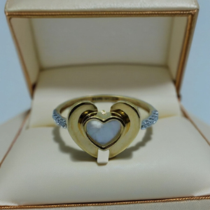 Bague élégante en or 22 carats avec un design en forme de cœur et un accent de diamant, bague de créateur élégante pour femmes, bijoux modernes pour un usage quotidien - Product Image 3