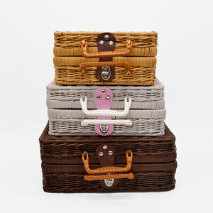 Scatola portaoggetti retrò <span class=keywords><strong>in</strong></span> <span class=keywords><strong>vimini</strong></span> Hongnong - Contenitore artigianale verde intrecciato con doppio manico e chiusura personalizzabile - Product Image 2