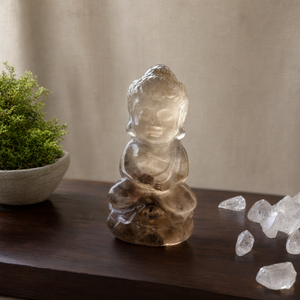 Sculpture de Bouddha bébé en quartz fumé, un symbole sacré de calme, de protection et d'énergie de mise à terre - Product Image 3