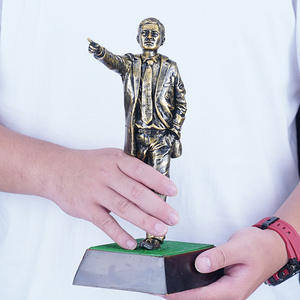 Statuette de coach de football en résine de style bronze vintage de qualité supérieure pour les fans de football, collection, souvenir, cadeau, décoration pour la maison, le bar ou le <span class=keywords><strong>club</strong></span> - Product Image 4