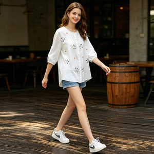 เสื้อยืดผู้หญิงสีขาวปักลายดอกไม้ ผ้าถัก 100% คอตตอน แขนครึ่งตัว ทรงปกติ สวมใส่สบาย คอกลม เหมาะสำหรับฤดูใบไม้ผลิและฤดูร้อน - Product Image 4