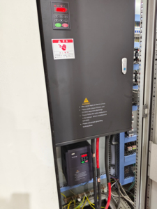 Convertisseur de fréquence KAIMIN KM7000 1,5 kW 220 V monophasé vers 380 V triphasé 50 Hz vers 60 Hz Variateur de vitesse AC VFD pour moteur - Product Image 3
