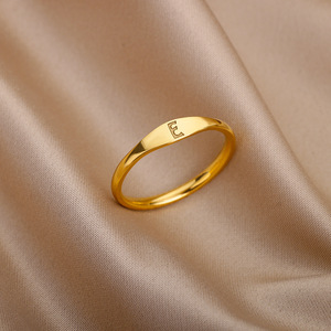 Anillos de acero inoxidable ODM Letras grabadas en tiras planas Anillo con inicial del nombre de la marca Anillo personalizado de color dorado de 18K - Product Image 6