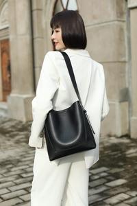 Sacs fourre-tout bandoulière en cuir véritable huilé, design vintage, nouvelle collection 2025, pour femmes, vente en gros personnalisée - Product Image 3