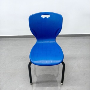 Chaise de bureau en plastique bleu avec pieds en acier, empilable, design minimaliste, grande taille - Product Image 1