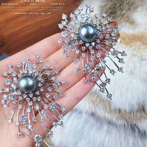 Broche de Estilo Chino Versátil para Otoño e Invierno, con Incrustaciones de Circonita de Alta Gama, Flor en el Pecho, Cadena para Suéter, Elegante y con Estilo - Product Image 4