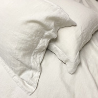 Parure de lit classique blanche en lin français 100 % écologique et rafraîchissante, comprenant des taies d'oreiller et un drap plat pour usage domestique