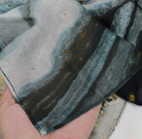 Hijab en rayonne à imprimé abstrait artistique, texture premium, toucher doux, finition soignée, foulard islamique, voile de mode