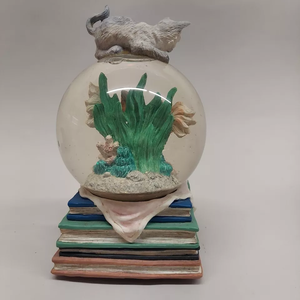 Estilo occidental juega <span class=keywords><strong>Alley</strong></span> Cat dos peces cuatro libros globo de nieve caja de música decoración de escritorio resina hecha a mano adorno para el hogar - Product Image 6