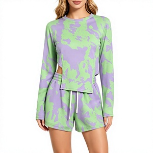 Ensemble 2 pièces pour femmes, vert tie-dye, haut asymétrique à manches longues et short, tenue de streetwear tendance assortie - Product Image 1