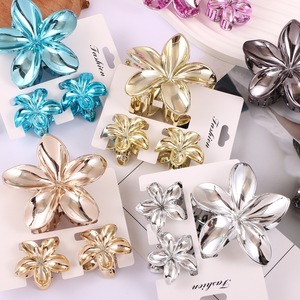 Nuevo Juego de 3 Pinzas para el Cabello con Forma de Flor, Color Degradado, Pinza de Plástico con Diseño Floral para un Accesorio de Moda para Vacaciones - Product Image 1