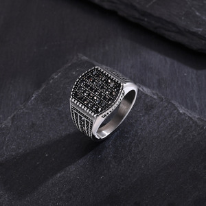 Anillo Punk Grueso de Acero Inoxidable con Incrustaciones de Circonita Geométrica Retro y Diamantes Negros para Hombre - Product Image 1