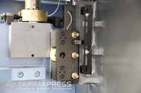 Prensa Plegadora CNC Servoeléctrica Industrial con Interfaz de Control Digital Profesional y Medición de Ángulo de Precisión
