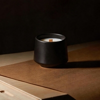 Bougie parfumée minimaliste en cire de soja, pot en céramique noir mat, mèche en bois, bougie parfumée en pot pour la décoration du salon