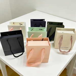 Bolsas de Papel para Regalos Personalizadas, Ecológicas, de Lujo, Reciclables, con Asas de Cinta, Impresión de Logotipo con Estampado en Caliente para Pequeñas Empresas - Product Image 3
