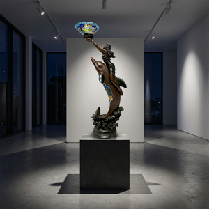 Lampada da Terra Sea Nymph su Misura - Scultura in Bronzo Artigianale con Luce in Vetro Colorato - Product Image 1