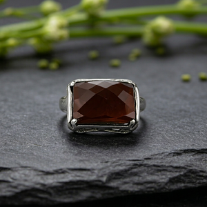 Anillo de cóctel Art Palace de plata con piedra de granate facetada marrón en engaste de bisel, joyería clásica unisex para uso diario. - Product Image 1
