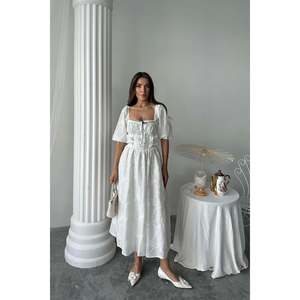 Robe trapèze blanche brodée, col carré, taille empire, style vintage, décontractée, en tissu tissé respirant, pour usage quotidien - Product Image 6