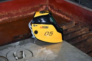 Uweld 2025 Nouveaux appareils d'éclairage bon marché <span class=keywords><strong>Casque</strong></span> <span class=keywords><strong>de</strong></span> soudage automatique <span class=keywords><strong>de</strong></span> couleur jaune le plus populaire pour <span class=keywords><strong>soudeur</strong></span> - Product Image 6