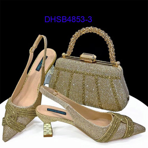 Scarpe da festa nigeriane con borsa abbinata, set di scarpe e borsa italiane da donna con finiture brillanti, borsa da sera a mano e décolleté a punta - Product Image 3