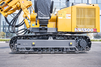 Machine hydraulique sur chenilles robuste pour le battage de pieux solaires, idéale pour les travaux de photovoltaïque et le vissage de pieux de terre.