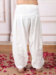 Niño sonriente con kurta color granate y pantalones blancos posando en interiores, atuendo étnico festivo, retrato infantil, niños con estilo. - Product Image 4