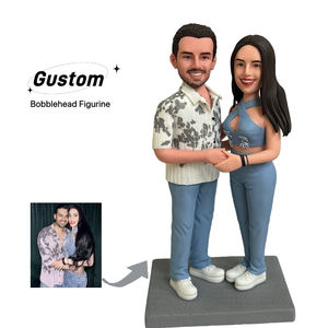 تمثال زوجين مصنوع يدويًا من الطين البوليمري الفاخر لتزيين كعكة الزفاف وكتذكار - Product Image 4