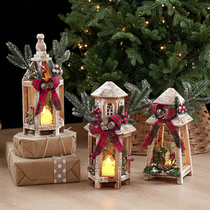 Lanternes de Noël rustiques en plastique Longstar Jess, lanternes à LED effet vieilli avec bougies, nœuds écossais et baies de pin pour la table des fêtes (vente en gros) - Product Image 6