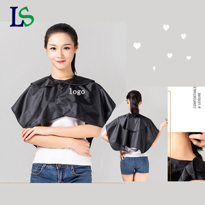 Mantella Professionale Personalizzata con Logo, Corta, Impermeabile, per Parrucchieri, Barbieri, Estetisti, in Poliestere, Unisex - Product Image 1