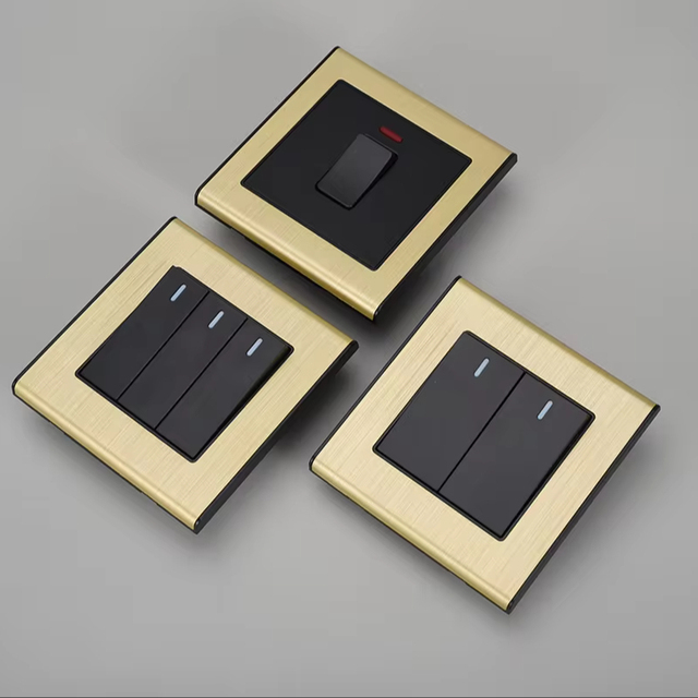 KLASS Factory Price Quality Assured 3 Pin Plug 13A Switched Socket Black Panel British Socket