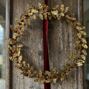 Corona Navideña Redonda Clásica con Hojas de Ajenjo Doradas y Bayas Rojas, Flores Decorativas Hechas a Mano, Sin Iluminación - Product Image 6