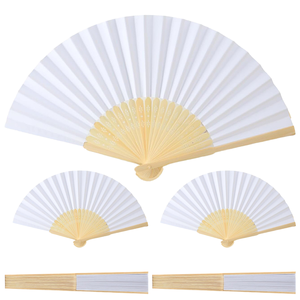 Ventilador de bambú plegable de mano portátil personalizado para mujeres MOQ bajo estilo de arte popular diseño tallado para regalos de negocios de fiesta - Product Image 1