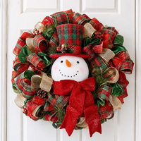 Ornement suspendu traditionnel en forme de bonhomme de neige avec chapeau haut et motif tartan, et écharpe rouge, pour couronnes de porche saisonnières et présentation en magasin, commande en gros