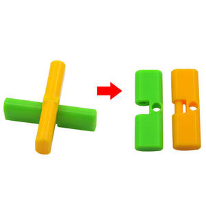 Gros plan classique magique croix serrure tour de magie Puzzle éducatif jouet centrifuge en plastique pour les enfants - Product Image 1