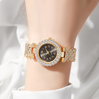 Femmes rouges montres de luxe petit visage élégant montre à Quartz pour dames look glacé bijoux de fête Mini bébé si mignon bras horloge