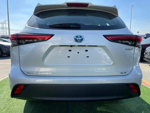 Puissance et performance, Toyota Highlander <span class=keywords><strong>GLE</strong></span> XU50 d'occasion <span class=keywords><strong>2022</strong></span>, SUV 5 portes, 2,5 L 4 cylindres <span class=keywords><strong>hybride</strong></span>, automatique, transmission intégrale - Product Image 4