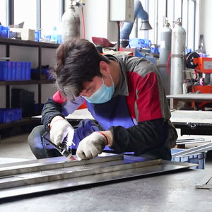 Elektrische Kartonaufrichter- und Öffnungsmaschine aus Edelstahl mit Bodenklebebandverschließer für Getränke- und Chemieverpackungen, zahnradgetrieben - Product Image 2