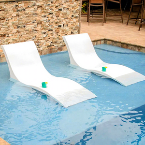 Lettino da Piscina da Bagnasciuga Chaise Longue Prendisole in Acqua Lettini in Plastica Arredamento Moderno da Esterno Lettino da Giardino per Piscina - Product Image 1